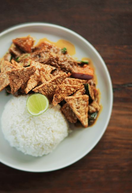 Könnyű thai piros tofu curry